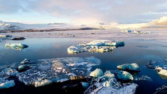 冰岛的白色冰山和冰川的全景景观在夕阳的照耀下海面上只有雪白的冰雪