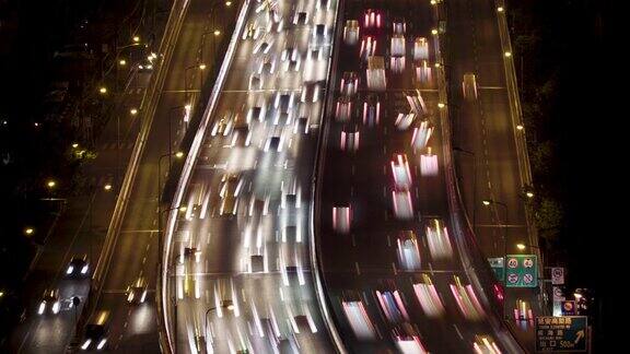 上海高速公路上的车流被模糊的光线所遮蔽