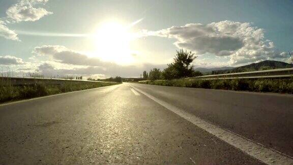 视点驾驶通过乡村道路与夕阳burstpov