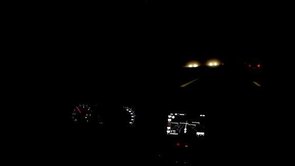 汽车在夜间的道路上行驶
