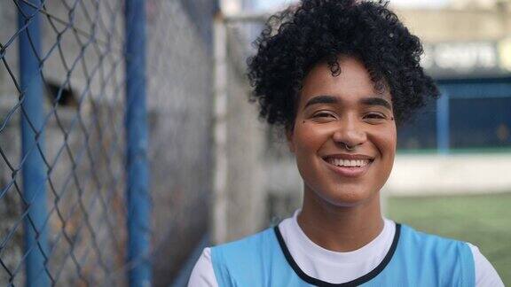 一个年轻的女足球运动员在体育场上的肖像