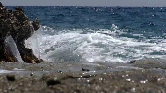 海浪撞击岩石的特写慢动作