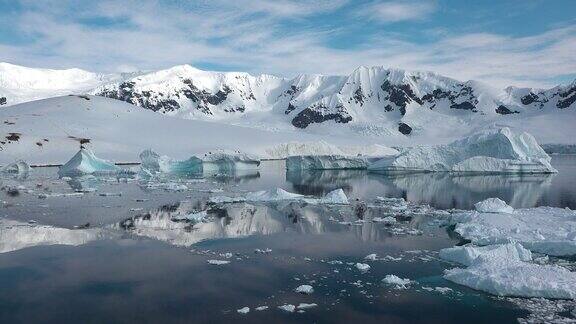 南极洲美丽的大自然海洋中的冰山山脉和冰川的景观全球变暖和气候变化生态旅游与生态
