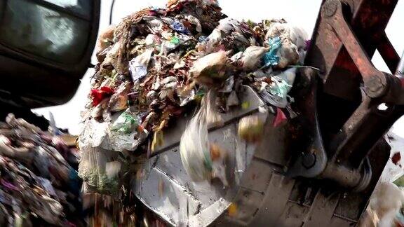垃圾车在垃圾填埋场运送垃圾污染全球变暖