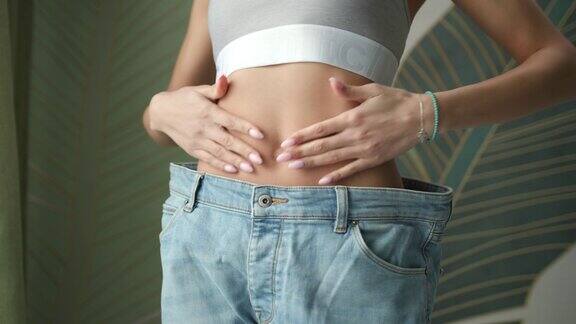 穿超大牛仔裤的女人减肥后的女性细腰成功减肥