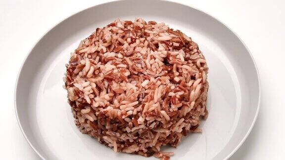 糙米含有有益于健康的矿物质、维生素和纤维