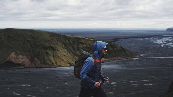 北欧人在火山景观中行走