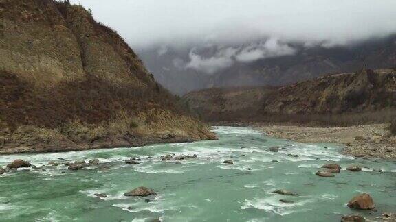 雅鲁藏布大峡谷南迦巴瓦河在云中