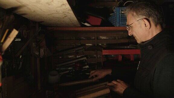 一组工具在车库男人组织他的机械工具在他的车库扳手工具箱