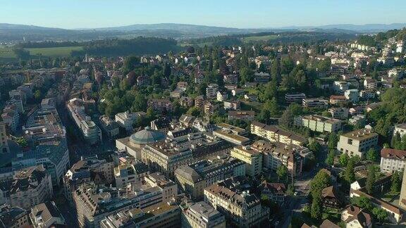 飞行在卢塞恩城市景观白天时间教堂前空中全景4k瑞士