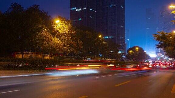 青岛城市夜景照亮市中心交通街道时光流逝全景4k中国