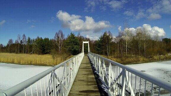 冬季景观河上有桥