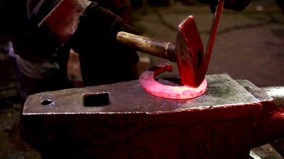 铁匠的铁匠锻造马蹄铁