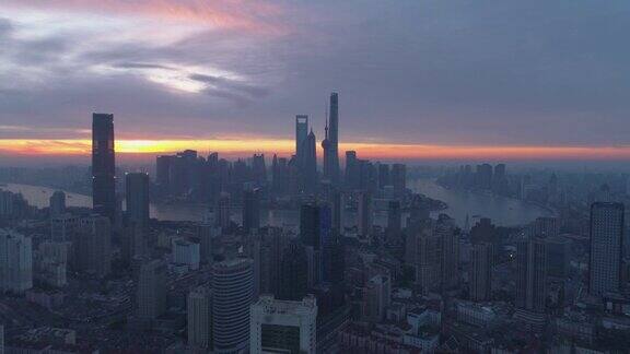 黎明的上海全景俯瞰图中国无人机向后飞行远景