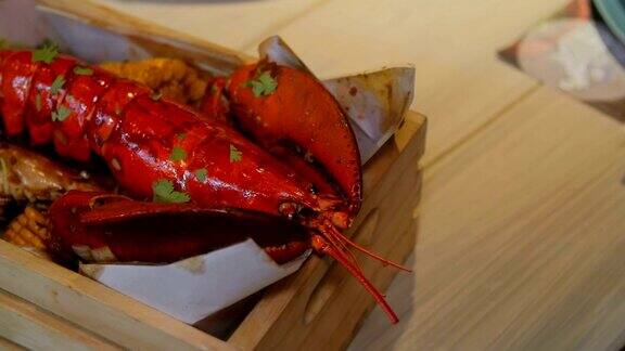 煮熟的龙虾放在一个方形的木箱上即食餐餐厅的食物