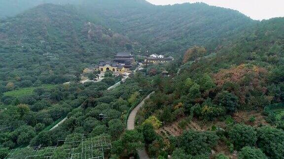 鸟瞰中国乡村山间佛寺