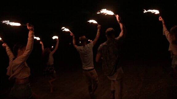 年轻的多民族潮人朋友在户外派对庆祝火花