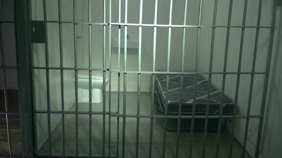 4K多莉:空监狱带栅栏的牢房