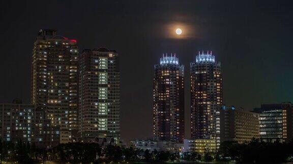8K月亮在东京摩天大楼上升起