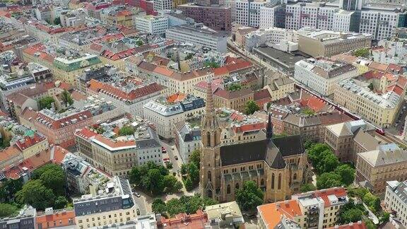 晴天飞行飞越维也纳市中心著名的大教堂空中全景4k奥地利