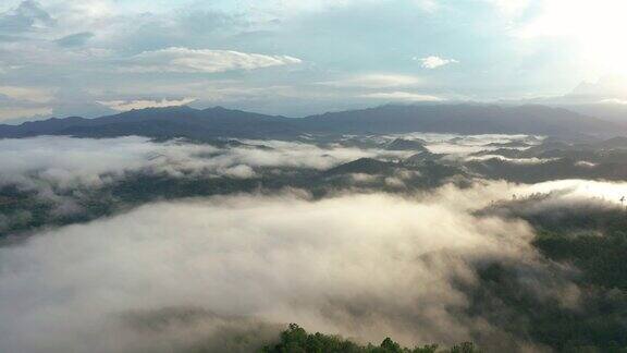 4K航拍美丽的自然热带雨林和云在沙巴州婆罗洲
