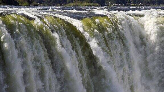 赞比西河上不可思议的维多利亚瀑布