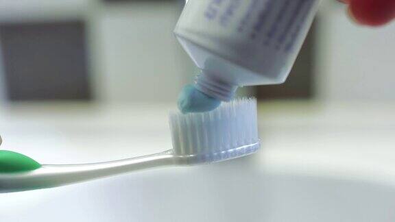 把牙膏放在牙刷上特写