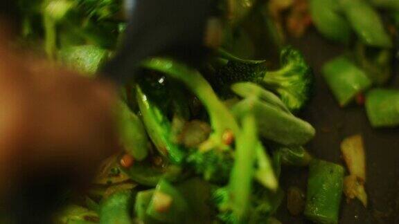 慢镜头拍摄的印度混合蔬菜菜肴正在准备