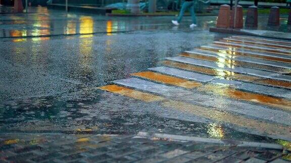 微距拍摄潮湿的城市街道地板鹅卵石在下雨期间在欧洲