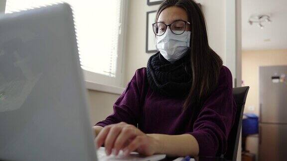 在冠状病毒隔离期间在家工作的年轻女性