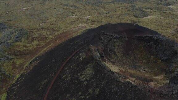 从空中俯瞰冰岛的黑沙火山口