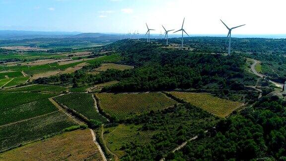 森林和田野上的风力涡轮机空中的风能技术