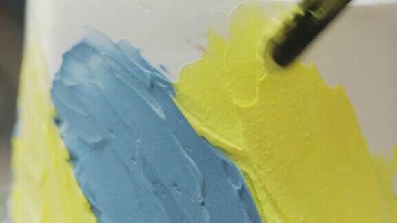 涂上黄色和蓝色的奶油