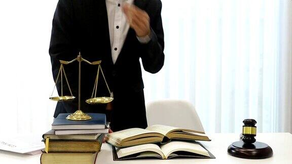 亚洲律师在律师办公室的桌子上准备文件