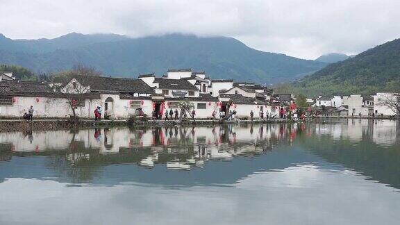 游客在中国宏村的中国古民居旅游