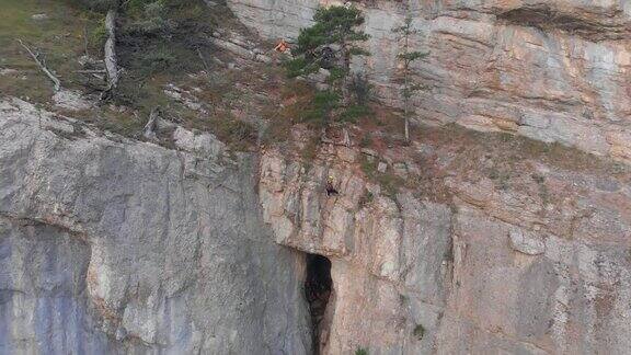 一队登山者爬上落基山脉航拍