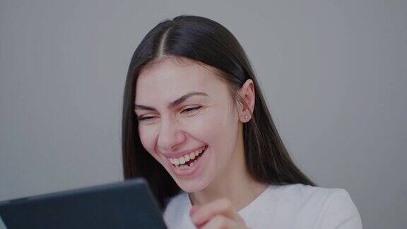 白人女孩拿着平板电脑笑着笑着用视频电话聊天