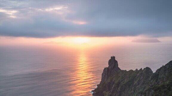 美丽的颜色的日出在岩石海岸在新西兰野生自然山脉