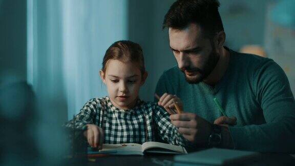 父亲和女儿一起做作业