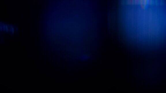 黑色背景上蓝光泄漏覆盖过渡视频颜色过滤器