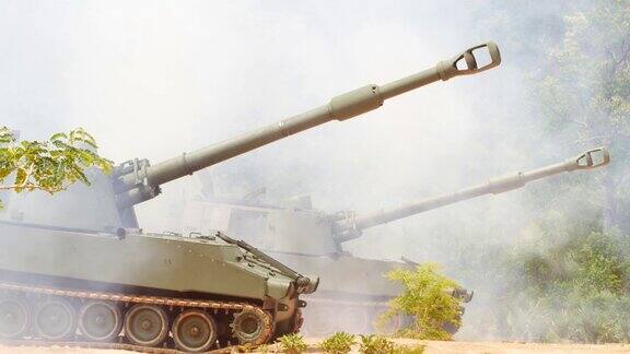 重型火炮射击装甲坦克