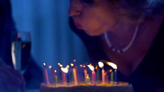微笑着吹灭蛋糕蜡烛微笑着庆祝生日