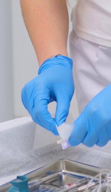打印出无菌的仪器把它们放在准备牙科治疗护士的手特写在一个白底口腔科