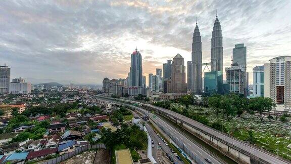 在吉隆坡城市4k时间的戏剧性日出移动和改变颜色的云鸟瞰图
