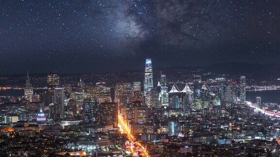 城市上的银河夜空