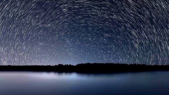 星星的轨迹美丽的蓝色夜晚的倒影
