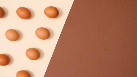 有机鸡蛋的扁平产卵模式出现在裸棕色的背景停止运动