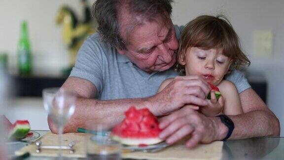 甜甜的宝宝和爷爷一起吃西瓜水果