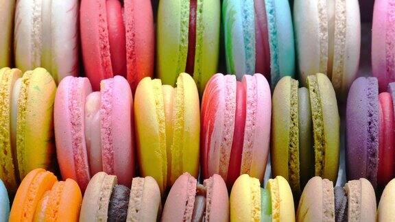 法式马卡龙甜点在盒子里一排排五颜六色的法国马卡龙