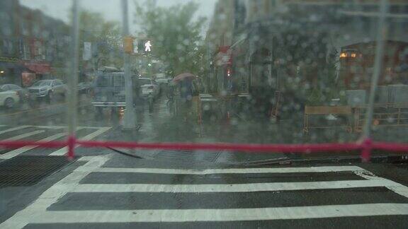 十字路口撑伞大雨行走观